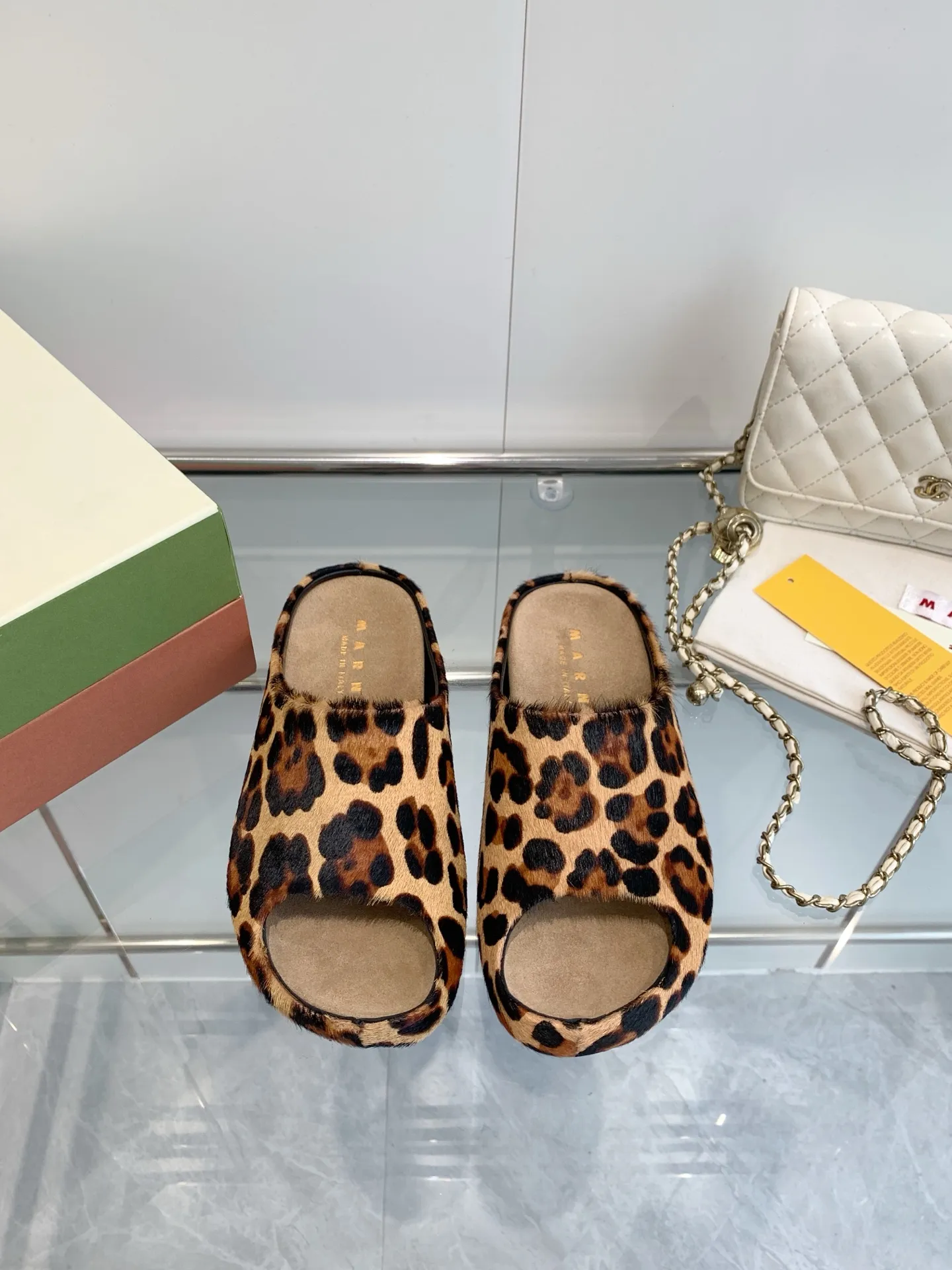 👟👟Ex-factory price 480👟👟 Men's size +10 Marni's new 🍌Banana slippers with mark thread hand-sewn LOGO, high-end style and cute footbed, MARNI's banana slippers are simply a fashion favorite to wear outside the home. You no longer have to worry about odor and foot sweat. Fabric: high mercerized cowhide suede. Lining: imported sheepskin lining. Foot pads: high mercerized cowhide suede. Outsole: Original molded rubber anti-slip outsole Female: 36-40 Male 40-46
